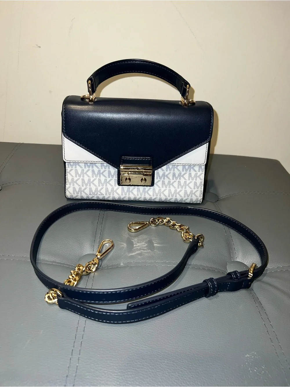 Michael Kors small Sloan logo